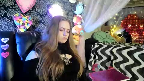 Snapshot of artsyheartsyy chatting on 7, 3, 2025 ArtsyHeartsyy online show from 7, 3, 2025