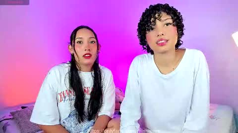 Snapshot of ary_and_kel chatting on 22, 10, 2025 Ariana and Kelsieh online show from 22, 10, 2025