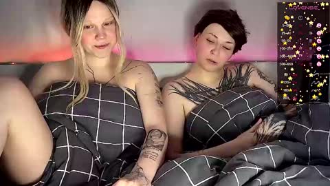 Arya brunett and Cassie blond online show from 5, 3, 2025