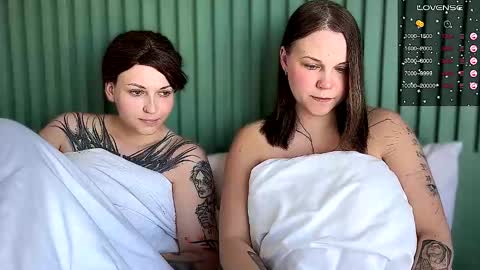 Arya brunett and Cassie blond online show from 22, 9, 2025