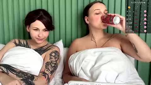 Arya brunett and Cassie blond online show from 24, 9, 2025