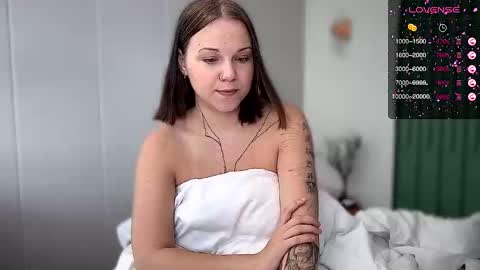 Arya brunett and Cassie blond online show from 17, 10, 2025