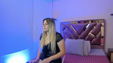 Snapshot of ashleyy_blonde chatting on 15, 11, 2025 ashleyy_blonde online show from 15, 11, 2025
