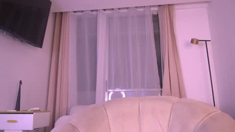 Ashley Fox online show from 1, 2, 2025