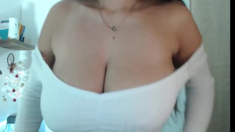 Sarah .3   hello guys .im love online show from 17, 12, 2025