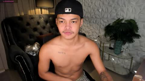 Snapshot of asianhugescott chatting on 1, 11, 2025 VICTORIA SCOTT online show from 1, 11, 2025