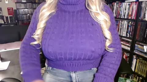 Snapshot of aspen_vale chatting on 4, 10, 2025 Aspen Vale online show from 4, 10, 2025