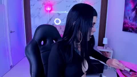 Snapshot of auroradiaz_ chatting on 19, 11, 2025 Aurora Diaz online show from 19, 11, 2025