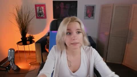 aurorawrenfield online show from 15, 12, 2025