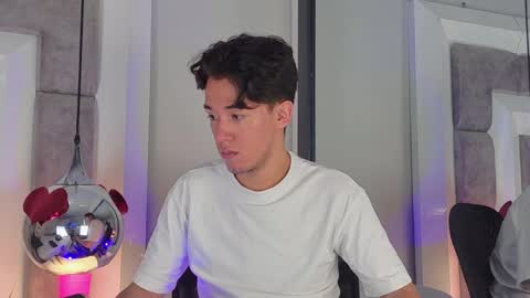 Snapshot of austinreeds chatting on 6, 4, 2026 austinreeds online show from 6, 4, 2026