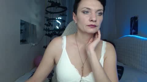 Snapshot of avasaturnian chatting on 11, 10, 2025 avasaturnian online show from 11, 10, 2025