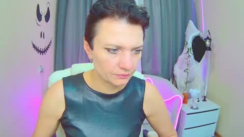 Snapshot of avasaturnian chatting on 6, 11, 2025 avasaturnian online show from 6, 11, 2025