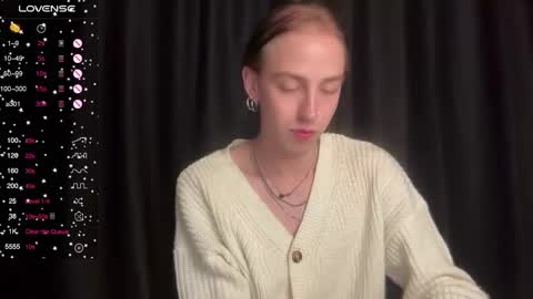 avril_pearly_ online show from 8, 12, 2024