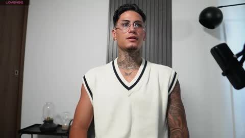 Agustin online show from 11, 11, 2025