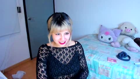 Azu Moure online show from 11, 12, 2024