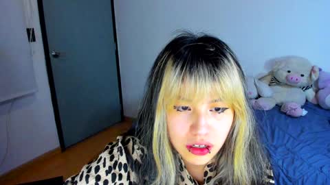 Azu Moure online show from 4, 1, 2025