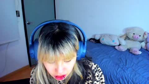 Azu Moure online show from 4, 1, 2025