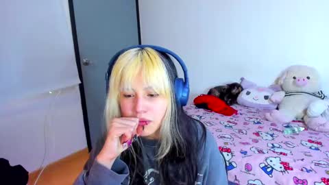 Azu Moure online show from 25, 2, 2025