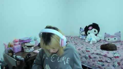 Azu Moure online show from 26, 9, 2025