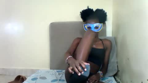 Snapshot of bads_hornies chatting on 14, 11, 2025 bads_hornies online show from 14, 11, 2025