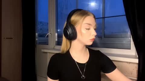 Holly online show from 4, 2, 2026