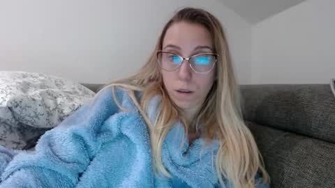 Snapshot of barelylegalblondy chatting on 23, 3, 2026 Lena online show from 23, 3, 2026