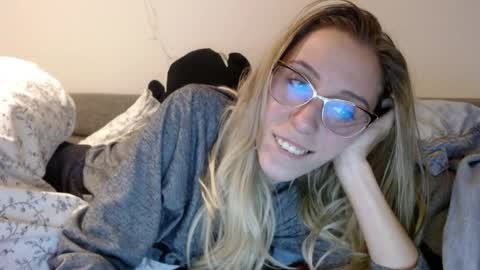 Snapshot of barelylegalblondy chatting on 25, 3, 2026 Lena online show from 25, 3, 2026