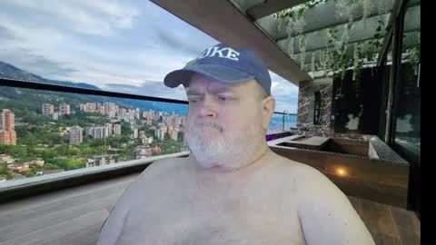 Snapshot of bear4muscle chatting on 19, 10, 2025 Dookie online show from 19, 10, 2025