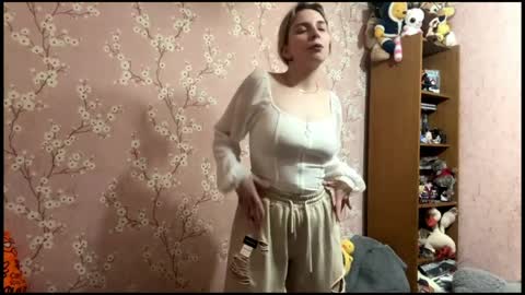 Snapshot of beautifultips chatting on 9, 4, 2026 Mia online show from 9, 4, 2026