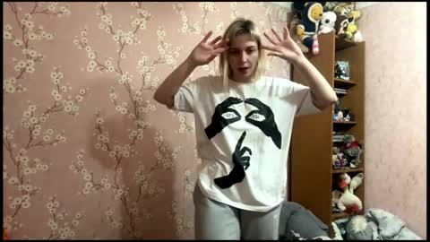 Snapshot of beautifultips chatting on 15, 4, 2026 Mia online show from 15, 4, 2026