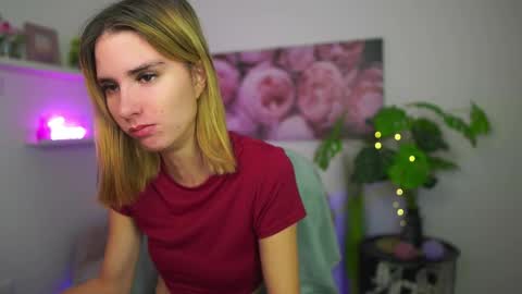 Snapshot of bella_blonde18 chatting on 15, 12, 2025 BellaBlonde online show from 15, 12, 2025