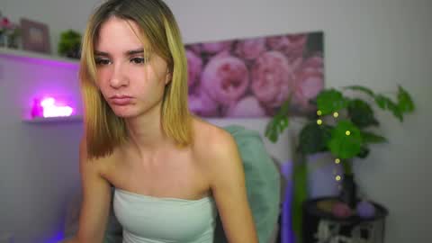 Snapshot of bella_blonde18 chatting on 18, 12, 2025 BellaBlonde online show from 18, 12, 2025