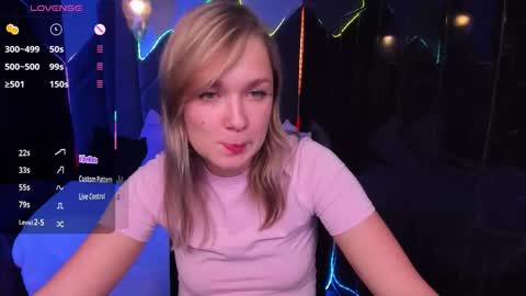 Snapshot of bella_cosmos chatting on 17, 10, 2025 Bella online show from 17, 10, 2025