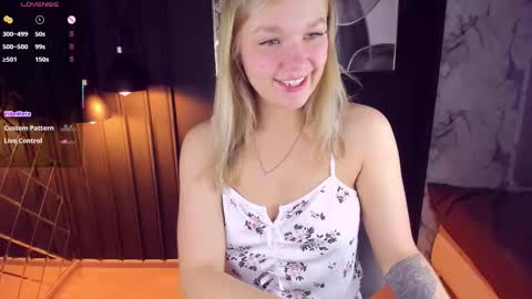 Snapshot of bella_cosmos chatting on 11, 11, 2025 Bella online show from 11, 11, 2025