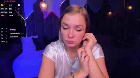 Snapshot of bella_cosmos chatting on 13, 11, 2025 Bella online show from 13, 11, 2025