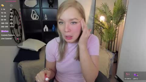 Snapshot of bella_cosmos chatting on 18, 11, 2025 Bella online show from 18, 11, 2025