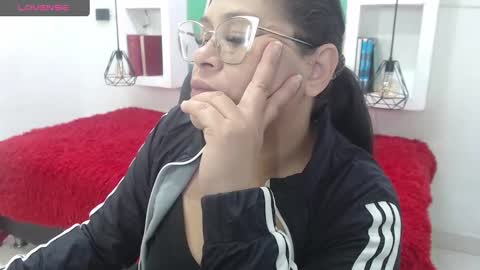 Snapshot of bella_lady_1_ chatting on 1, 10, 2025 lady online show from 1, 10, 2025