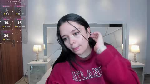  Bella Hadid  online show from 24, 12, 2024
