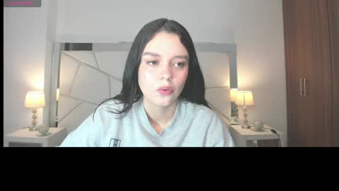  Bella Hadid  online show from 3, 1, 2025