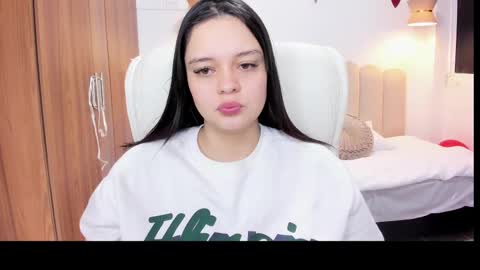  Bella Hadid  online show from 16, 2, 2025