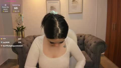  Bella Hadid  online show from 5, 10, 2025