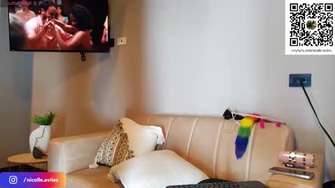 Nicolle Aviles online show from 3, 11, 2025