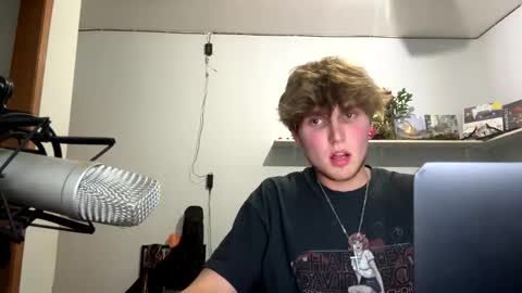 Snapshot of bigskinnyboyshh chatting on 17, 10, 2025 bigskinnyboyshh online show from 17, 10, 2025