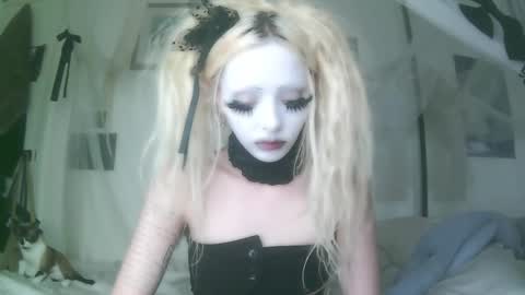 vampire fang  online show from 1, 10, 2025