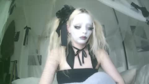 vampire fang  online show from 3, 10, 2025