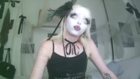 vampire fang  online show from 4, 10, 2025