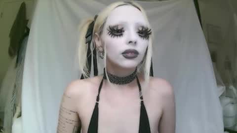 Snapshot of bl0odsyring3 chatting on 17, 2, 2026 vampire fang online show from 17, 2, 2026