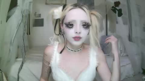 Snapshot of bl0odsyring3 chatting on 18, 3, 2026 vampire fang online show from 18, 3, 2026