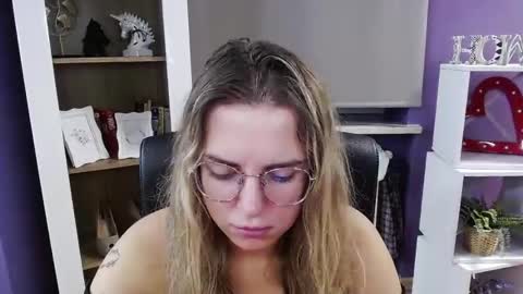 Z O E Y online show from 9, 10, 2025