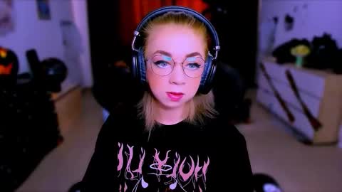 Snapshot of blinkofeyess chatting on 18, 10, 2025 Nicole online show from 18, 10, 2025